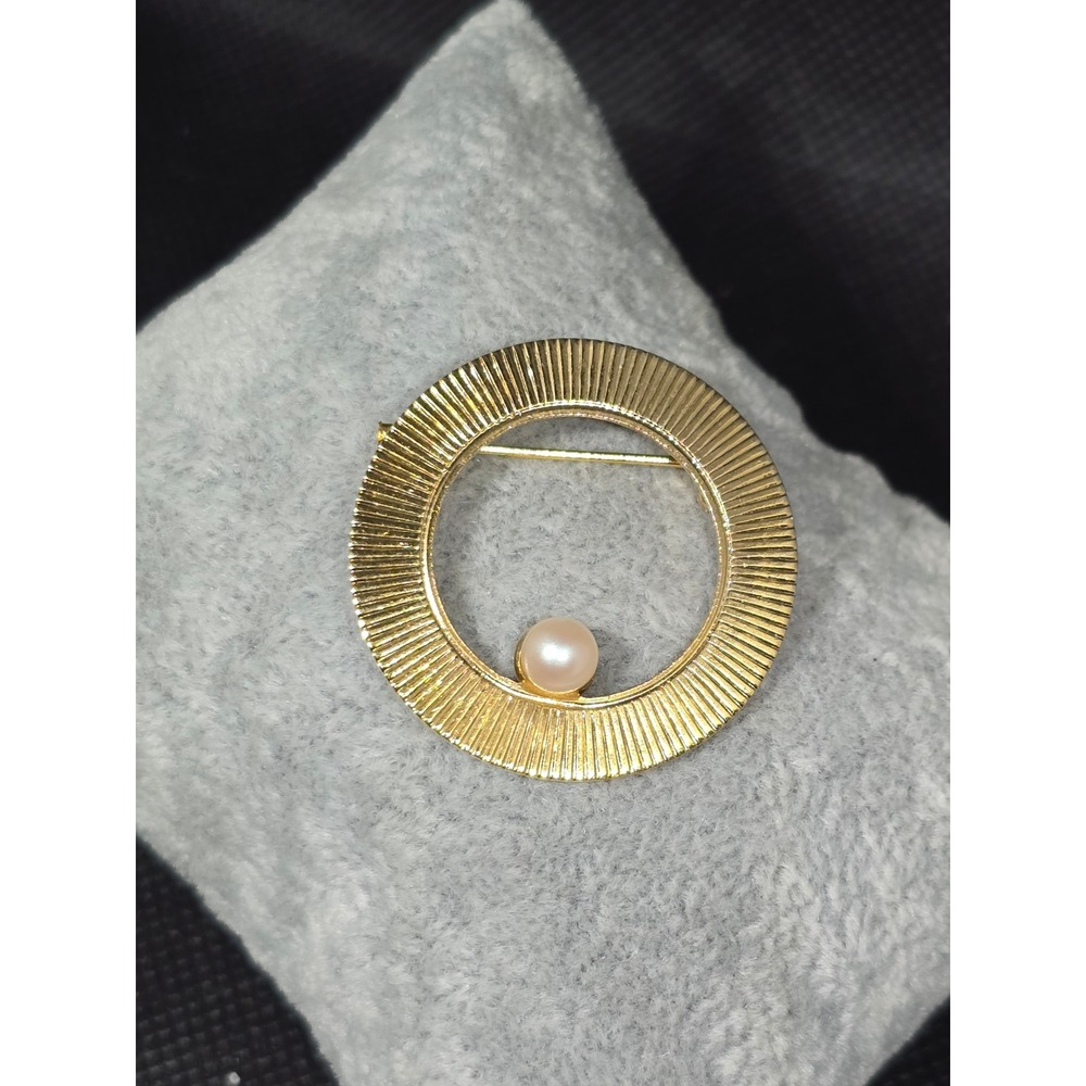 Vintage 80s Gold Tone Textured Circle‎ Brooch Faux Pearl Accent Sunburst Wreath